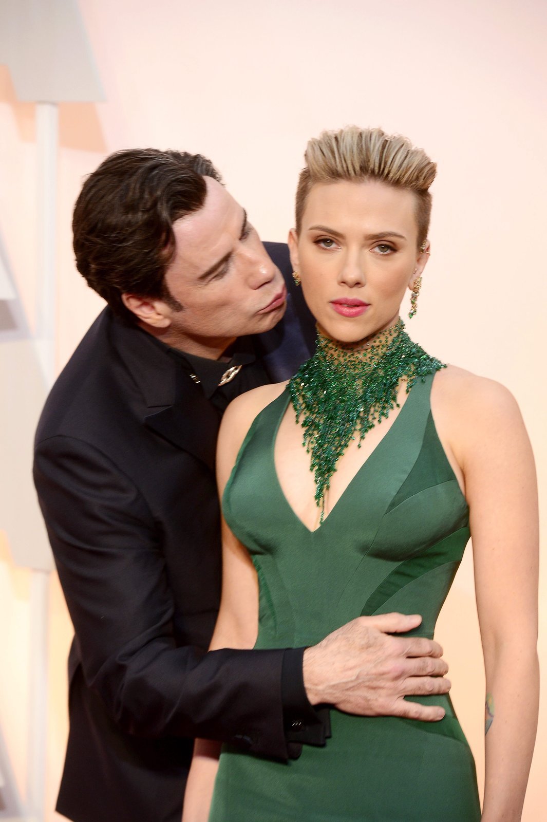 Scarlett se netvářila zrovna dvakrát nadšeně, když ji John líbal na tvář.