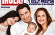 Leden 2011 - Sexy úsměv a mužná tvář... Tak Travolta zapózoval s rodinou: zleva dcera Ella Bleu (10), John Travolta (56), syn Benjamin a manželka Kelly Preston (48).