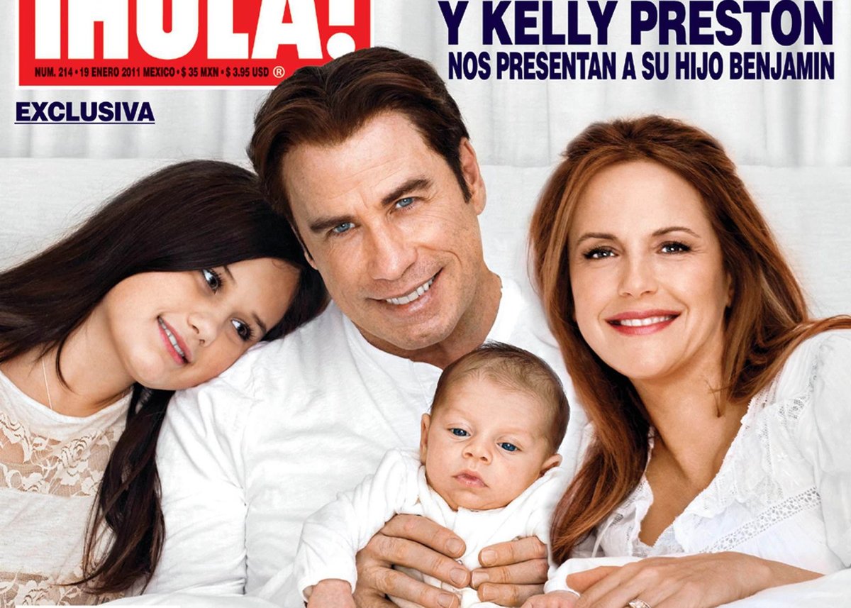 Leden 2011 - Sexy úsměv a mužná tvář... Tak Travolta zapózoval s rodinou: zleva dcera Ella Bleu (10), John Travolta (56), syn Benjamin a manželka Kelly Preston (48).