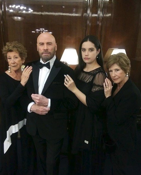 John Travolta na předávání hudebních cen Bravo v Moskvě. Na snímku je se dvěma sestrami a dcerou