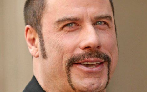 John Travolta: 2008  S knírem až na bradu vypadal jako drogový dealer.