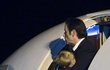 Travolta se svým malým synkem Benjaminem schází po schůdcích svého letadla.