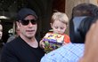 Travolta zaběhl do hračkářství v centru a koupil synovi dřevěnou hračku