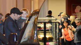 John Travolta neudržel své mlsné děti a vyrazil s nimi v noci do pražské cukrárny.