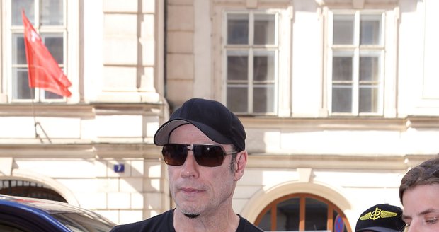 John Travolta má v Čechách takový kolotoč, že se nestíhá ani oholit. Pochlubil se prošedivělým strništěm.