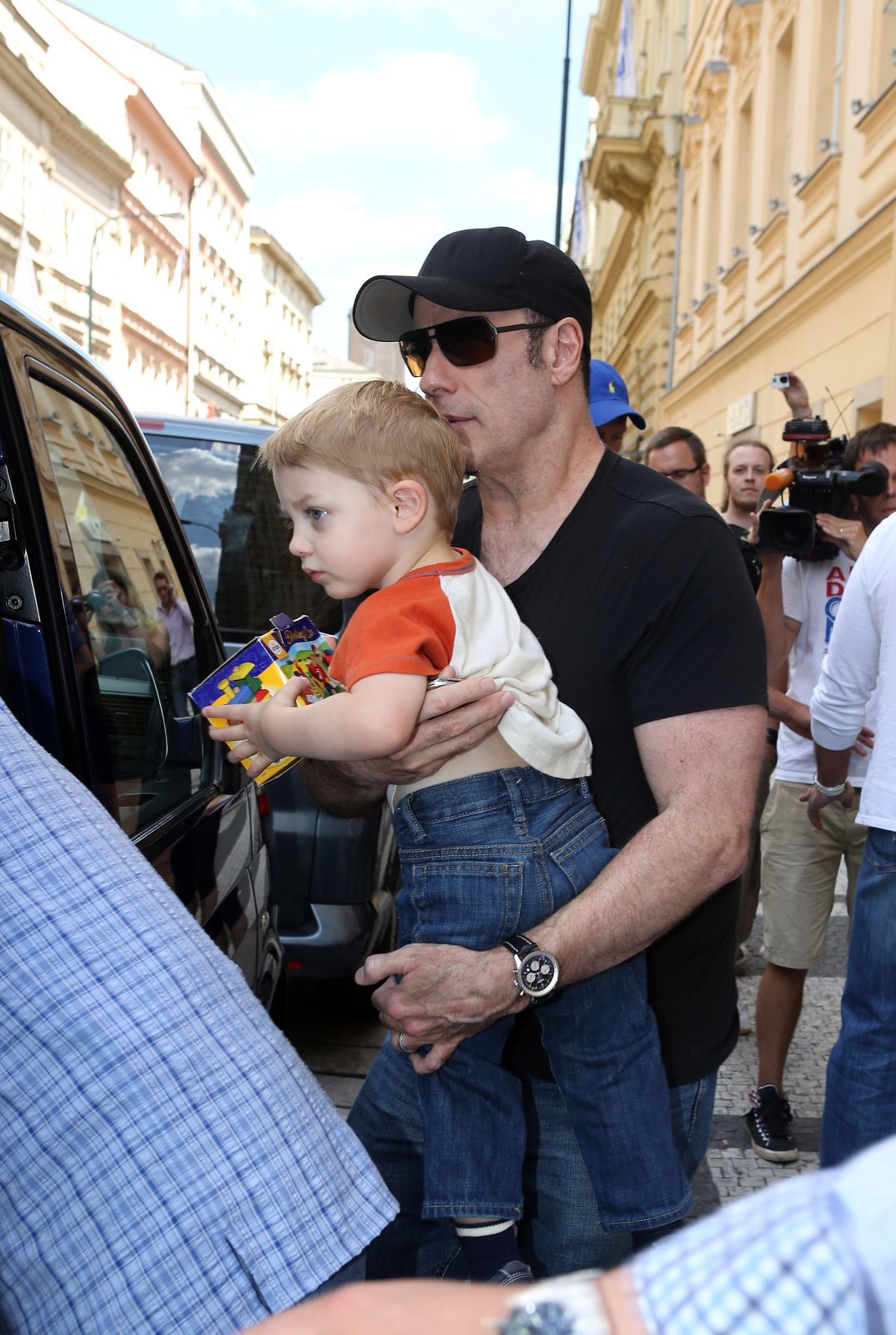 Jen co malý Benjamin dostal hračku, naložil ho Travolta do auta a jeli zpět do hotelu