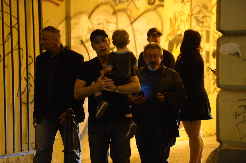 John Travolta na procházce noční Prahou.