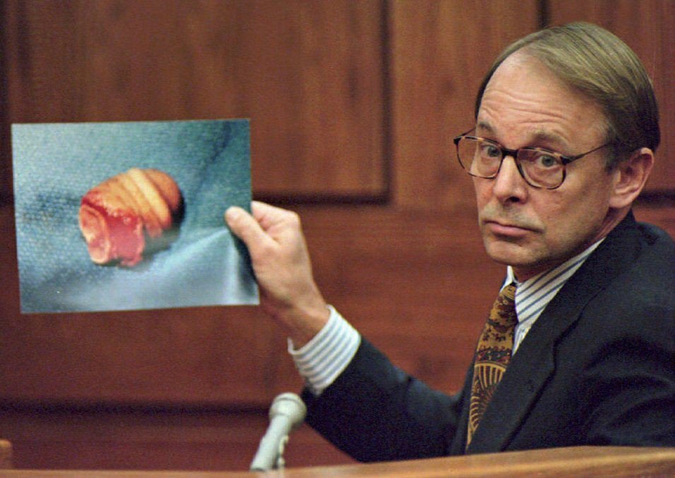 Lékař u soudu ukázal fotografie s uříznutým penisem.