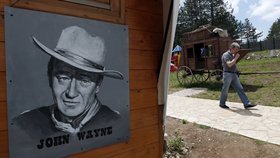Kvůli údajnému „rasistickému smýšlení" chtějí odstranit jméno herce Johna Waynea ze jména letiště v Orange County
