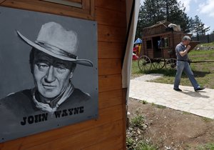 Kvůli údajnému „rasistickému smýšlení" chtějí odstranit jméno herce Johna Waynea ze jména letiště v Orange County