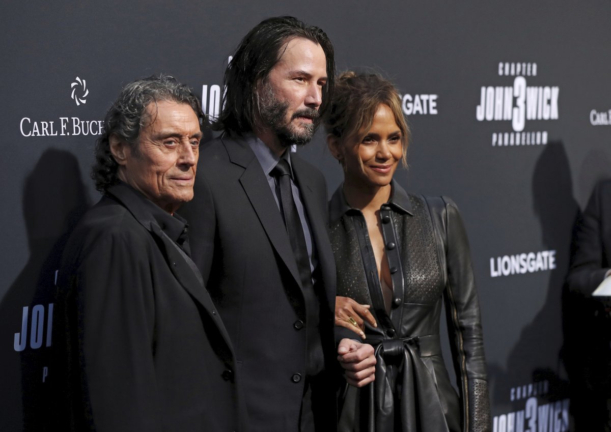 Ian McShane, Keanu Reeves a Halle Berry na premiéře snímku John Wick 3 v Los Angeles.