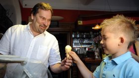 Radek John v "Pitomé kavárně" rozdával dětem zmrzlinu