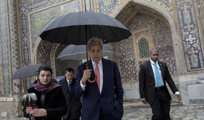 Johne Kerry během návštěvy Uzbekistánu