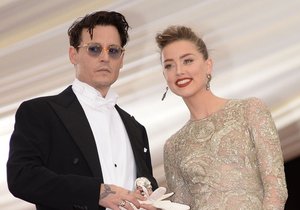 Johnny Depp je kvůli zveřejněným hanbatým fotkám své přítelkyně pořádně zuří.