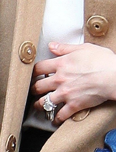 Že by tohle byl zásnubní prsten od Johnnyho? Nejspíš ano, blýskavý je na to dost!