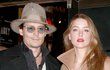 Johnny Depp poklekl před Amber se dvěma snubními prsteny.