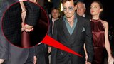 Johnny Depp (50) není sám: Ruku v ruce s láskou!