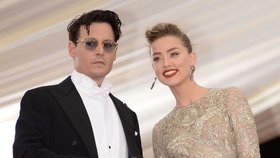 Johnny Depp je kvůli zveřejněným hanbatým fotkám své přítelkyně pořádně zuří.
