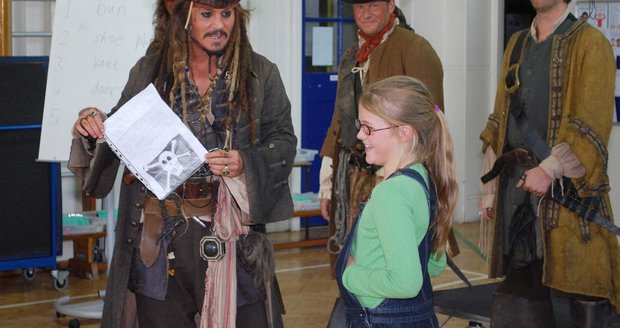 Johnny Depp navštívil britskou školu jako kapitán Jack Sparrow.