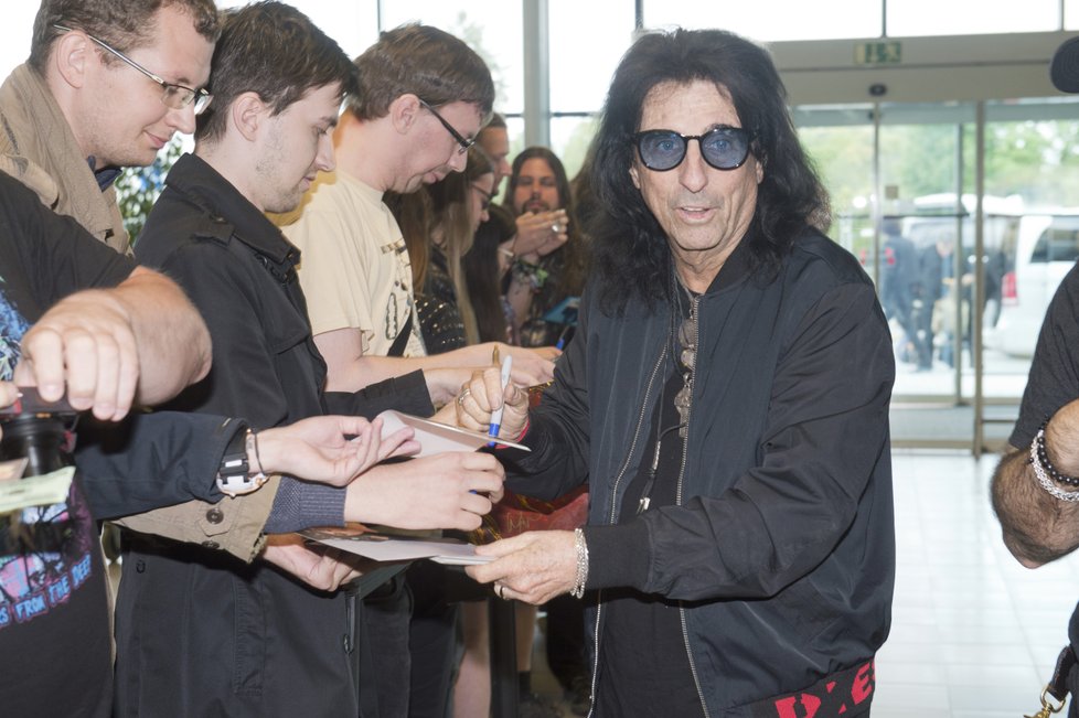 Alice Cooper rozdává podpisy.