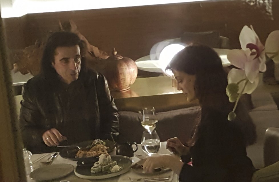 Po koncertě si Alice Cooper dopřál večeři s manželkou v luxusní hotelové restauraci.