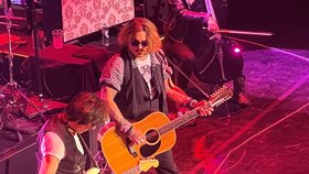 Johnny Depp hraje s Jeffem Beckem