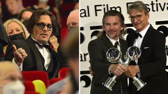 Johnny Depp se plížil do sálu i ze sálu, Hawke se Svěrákem dostali cenu. 55. festival ve Varech je minulostí