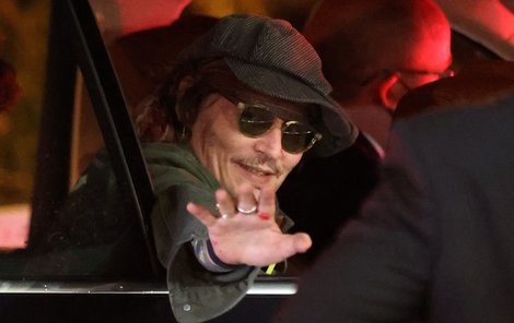 Johnny Depp přiletěl do Karlových Varů