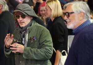 Johnny Depp přiletěl vlastním letadlem do Karlových Varů.