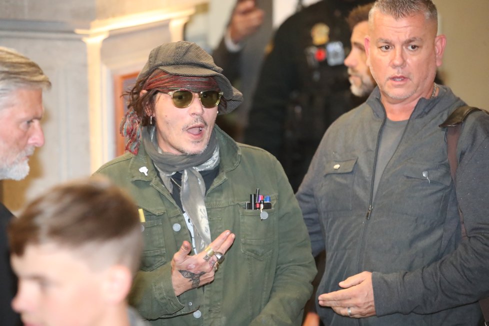 Johnny Depp přiletěl vlastním letadlem do Karlových Varů.