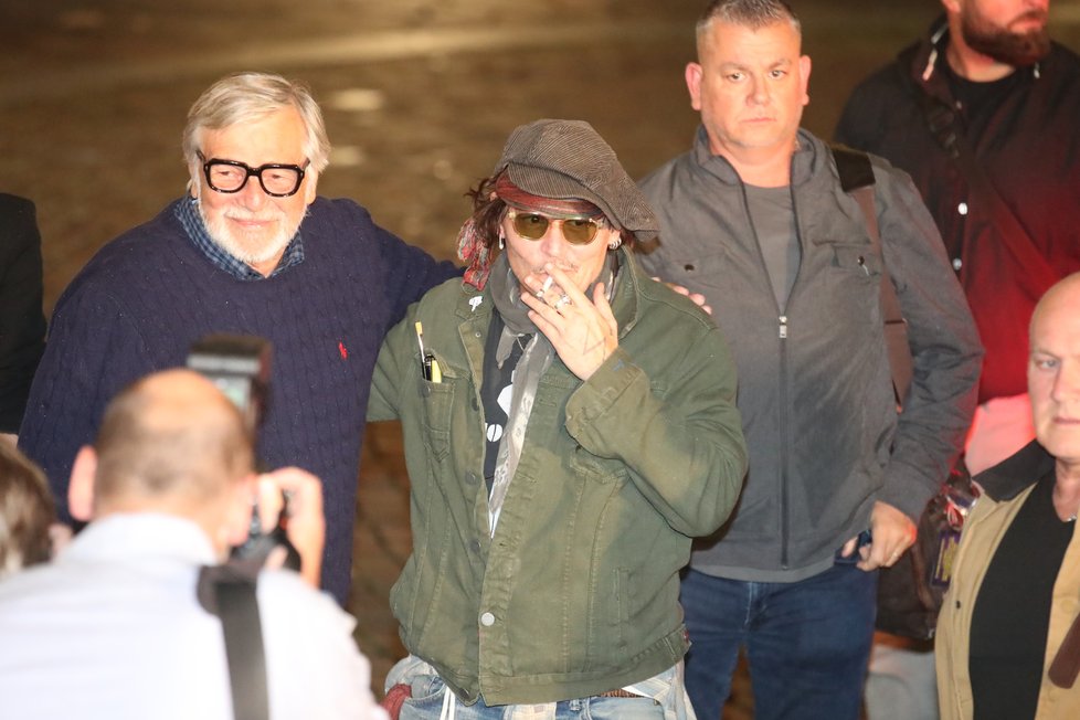 Johnny Depp se ve Varech vítá s Jiřím Bartoškou.