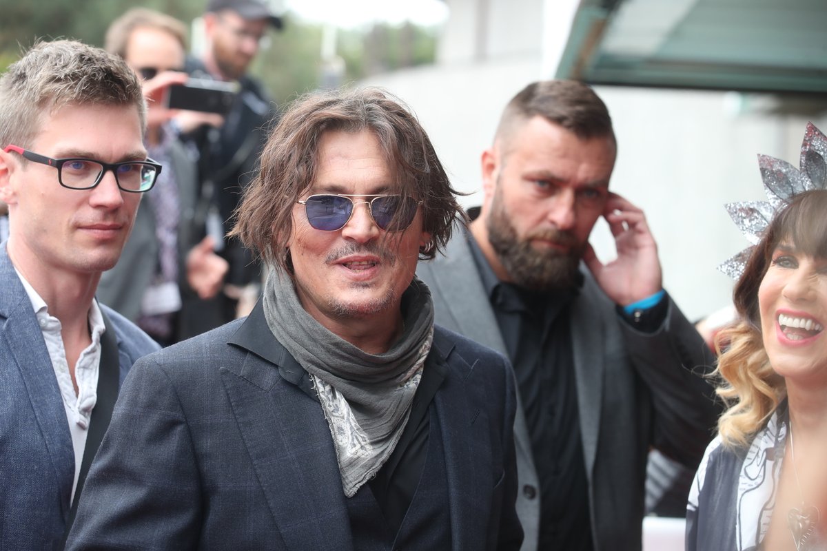 Johnny Depp ve Varech na červeném koberci.