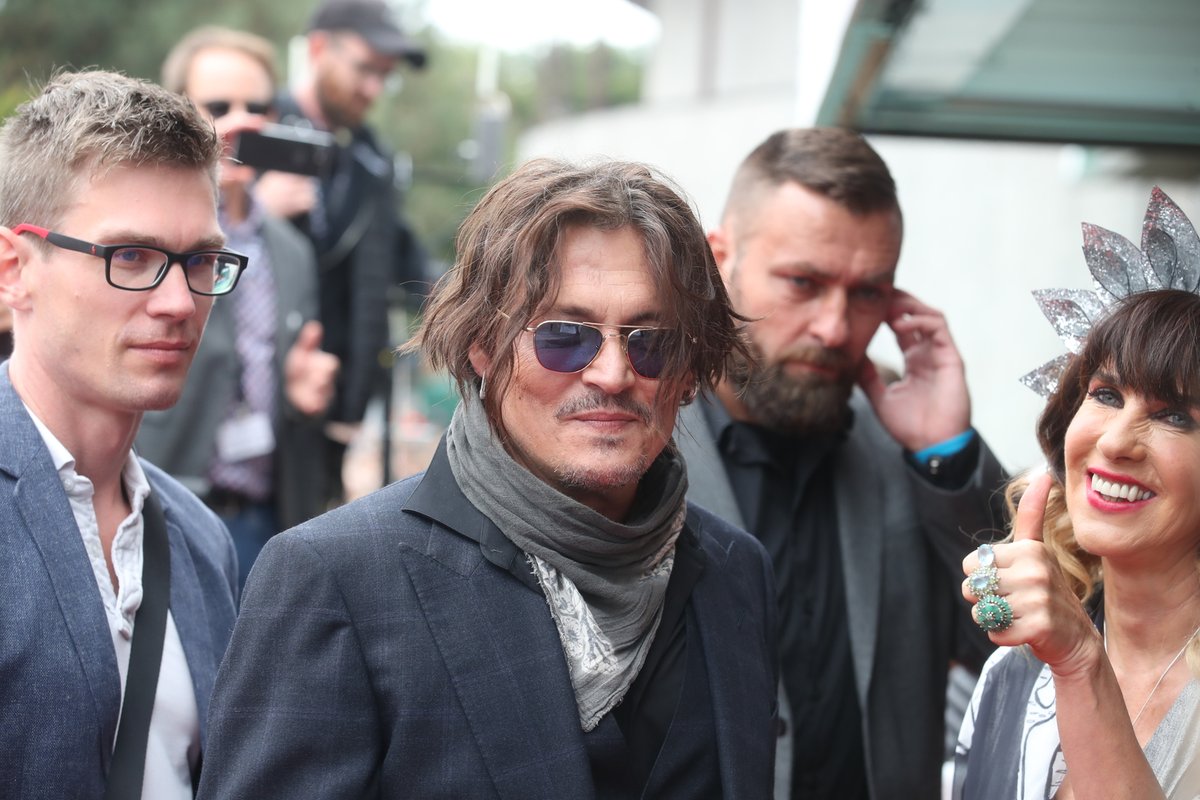 Johnny Depp ve Varech na červeném koberci.