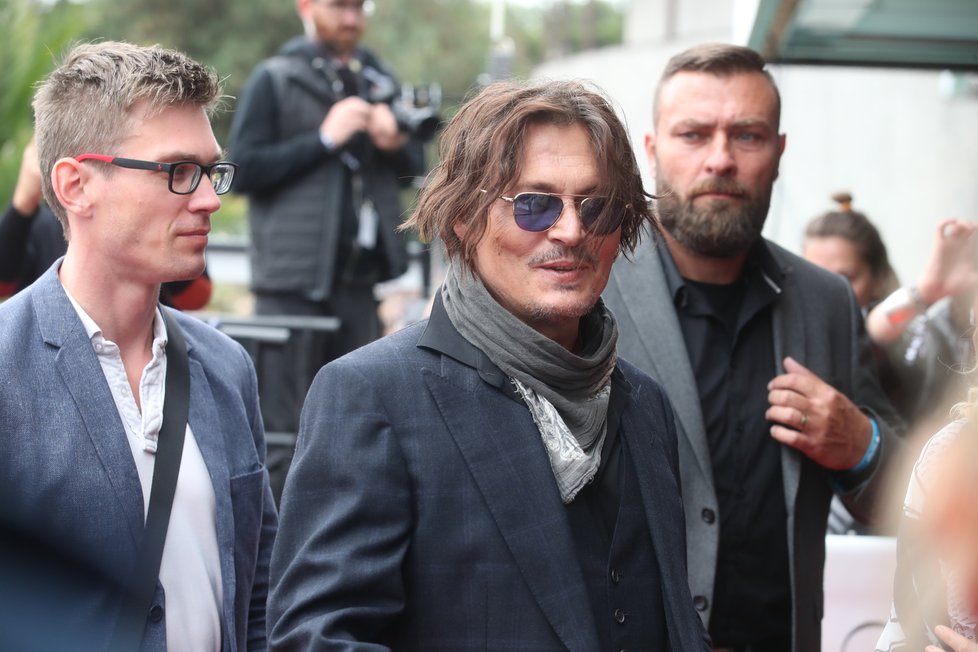 Johnny Depp ve Varech na červeném koberci.