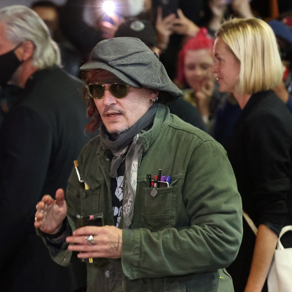 Johnny Depp přiletěl do Karlových Varů.