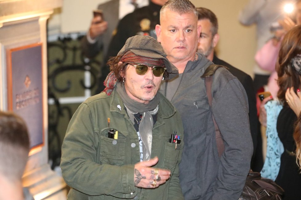 Johnny Depp přiletěl do Karlových Varů