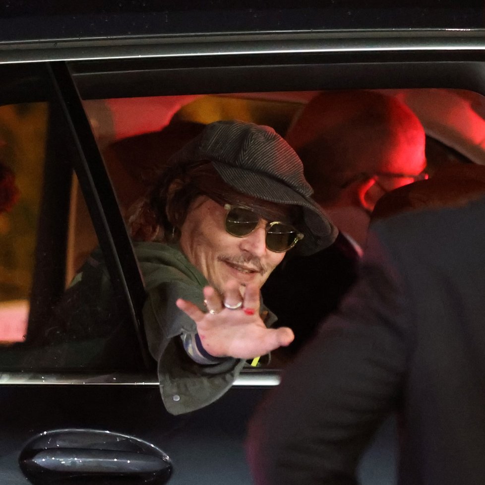 Johnny Depp přiletěl do Karlových Varů