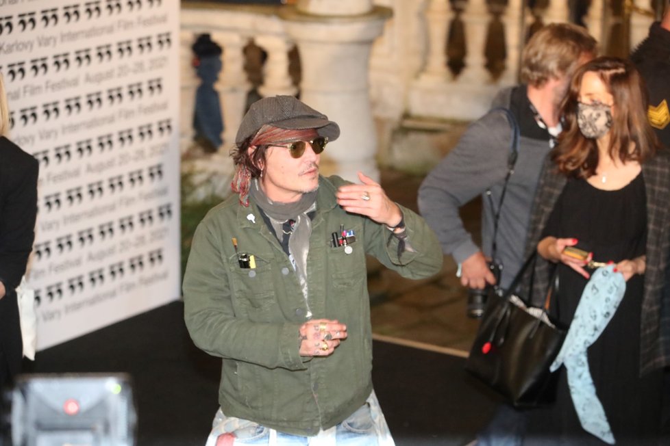 Johnny Depp přiletěl do Karlových Varů.