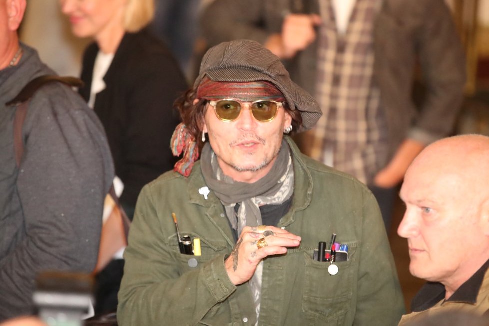 Johnny Depp přiletěl do Karlových Varů.