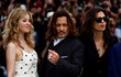 Johnny Depp, Pauline Pollmann a režisérka Maiwenn v Cannes
