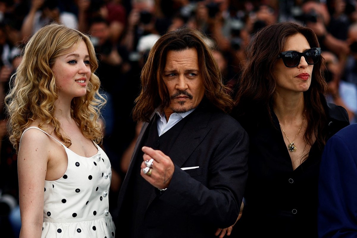 Johnny Depp, Pauline Pollmann a režisérka Maiwenn v Cannes
