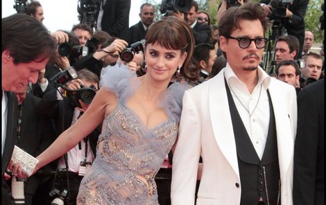 Na večerní premiéře byla bolest k nevydržení. Vrávorající Penélope pomohl Johnny Depp.
