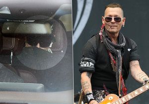 Pohublý Johnny Depp je v Praze! Vedla ho ochranka, v autě se schovával. Na pódiu ale už rozdával úsměvy