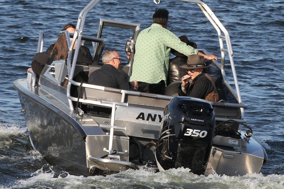 Johnny Depp opouští hotel ve Stockholmu na člunu.