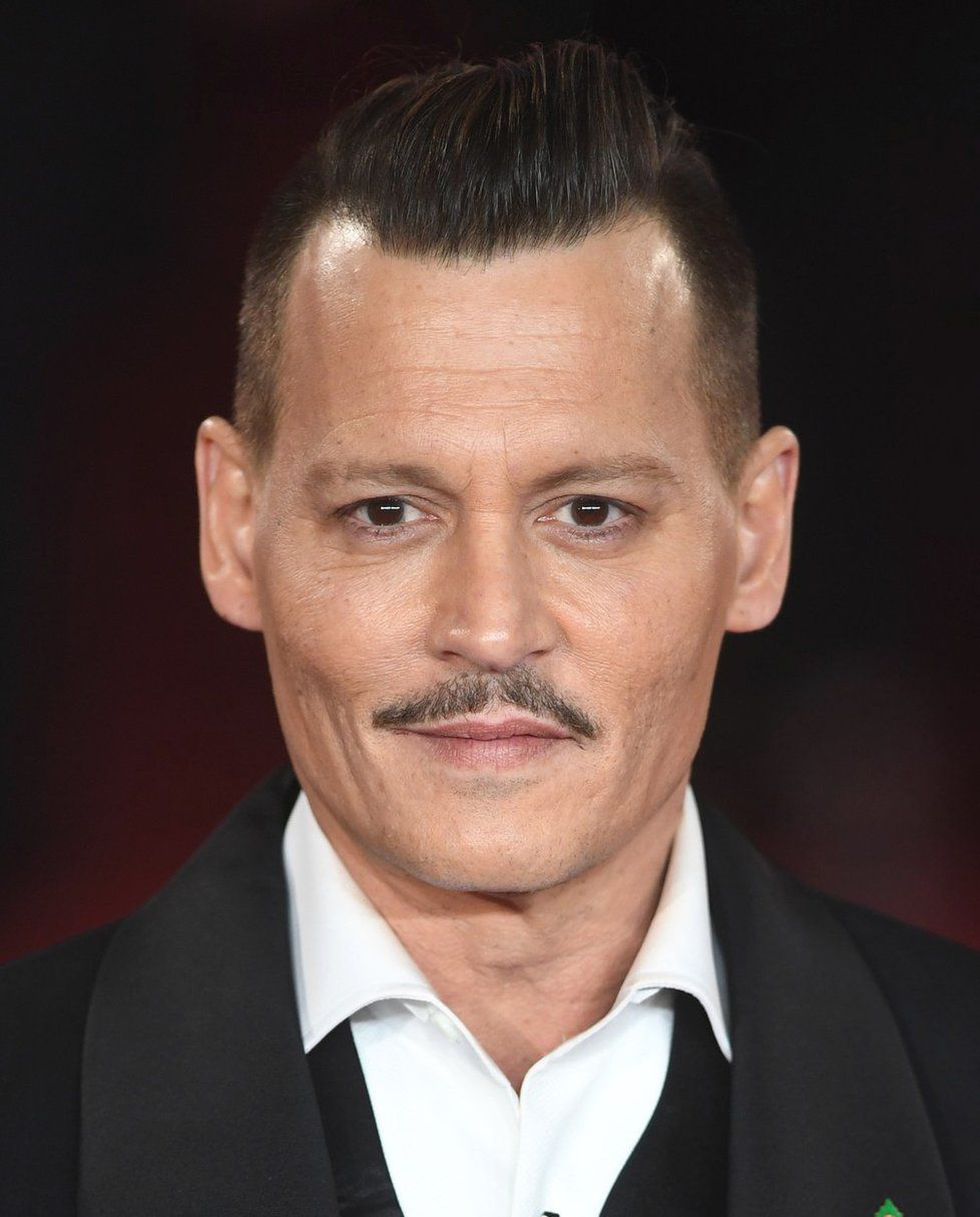 Také herec Johnny Depp je pověstný tím, že se často nesprchoval a nemyl si ani zuby. Prý se tento &#34;zvyk&#34; naučil při natáčení Pirátů z Karibiku.