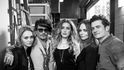 Johnny Depp na party se svou dcerou Lily-Rose (vlevo) a bývalou ženou Amber Rose, návrhářkou Stellou McCartney a hercem Orlando Bloomem (2016)