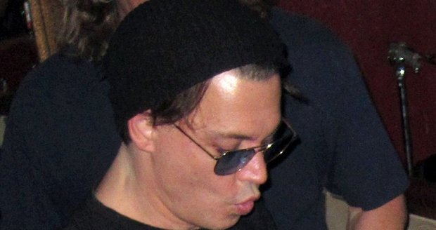 Johnny Depp se pořádně \\\\\"nalil\\\\\". Opilého ho pak z klubu museli bodyguardi odvádět