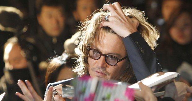 Depp má plnou hlavu autogramů