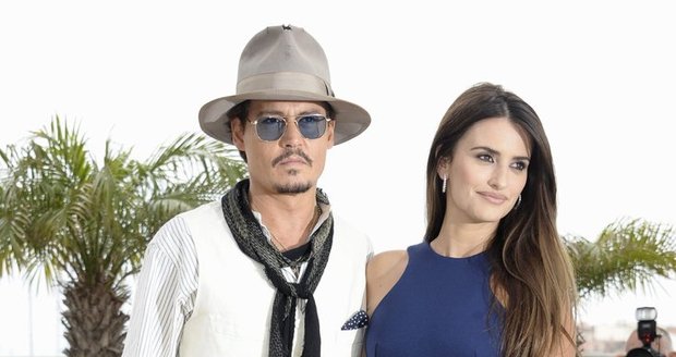 Johnny Depp s kolegyní Penelope Cruz v na pobřeží Cannes