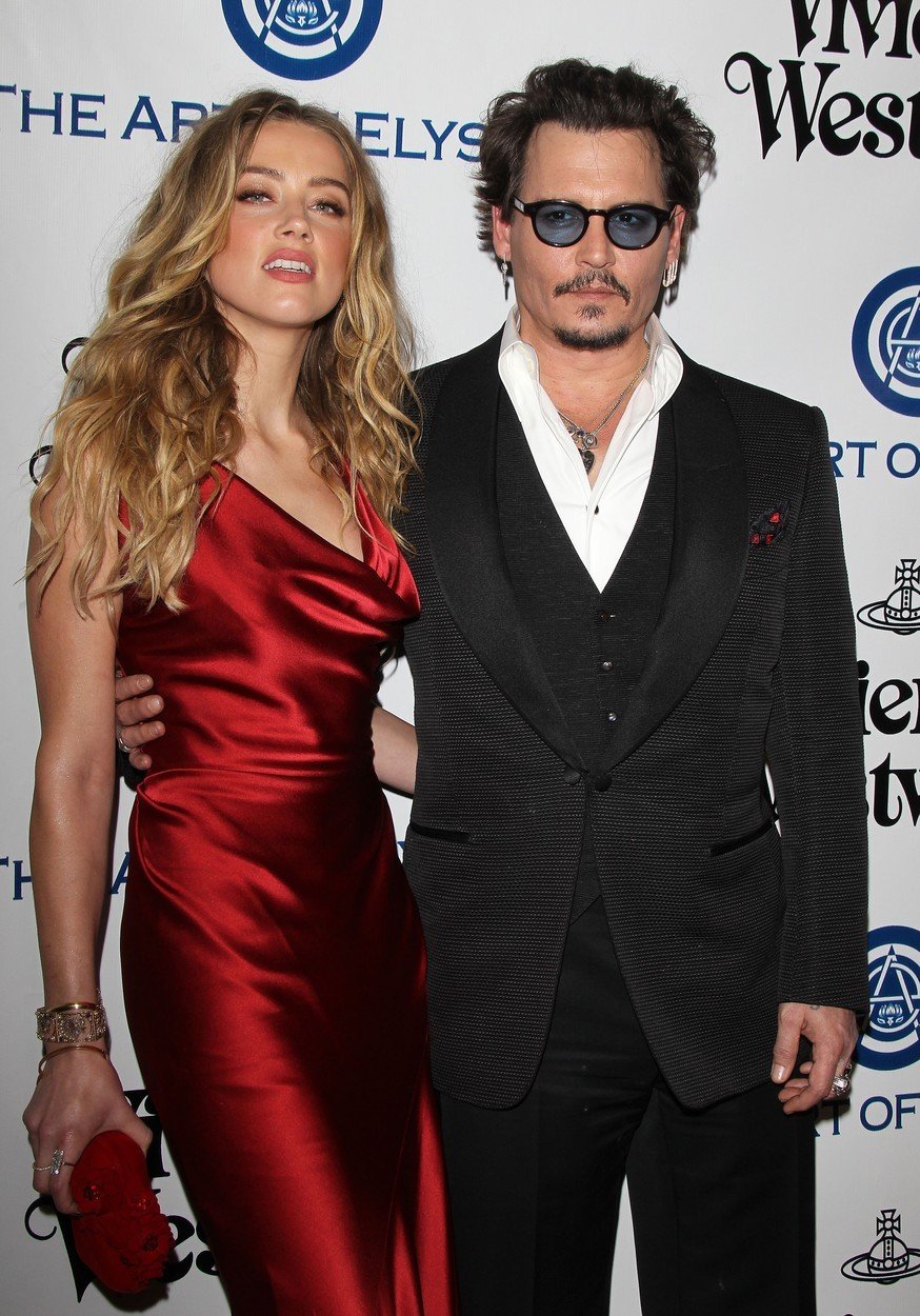 Johnny Depp a Amber Rose se poznali v roce 2009 při natááčení filmu Rumový deník, ale jako pár začali oficiálně vystupovat až v roce 2012. Vzali se v roce 2015
